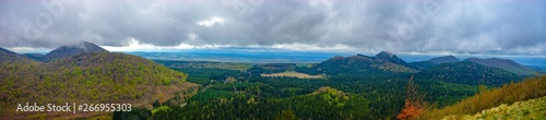 Fototapeta Naklejka Na Ścianę i Meble -  vue panoramique de la chaine des puys, parc régional des volcans d'Auvergne. Vue du Puy des Goulles