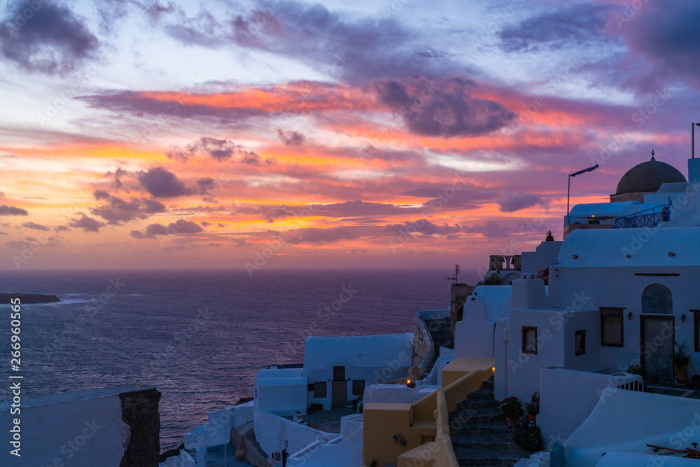 Fototapeta premium Dramatic sunset in Oia, Santorini, Greece