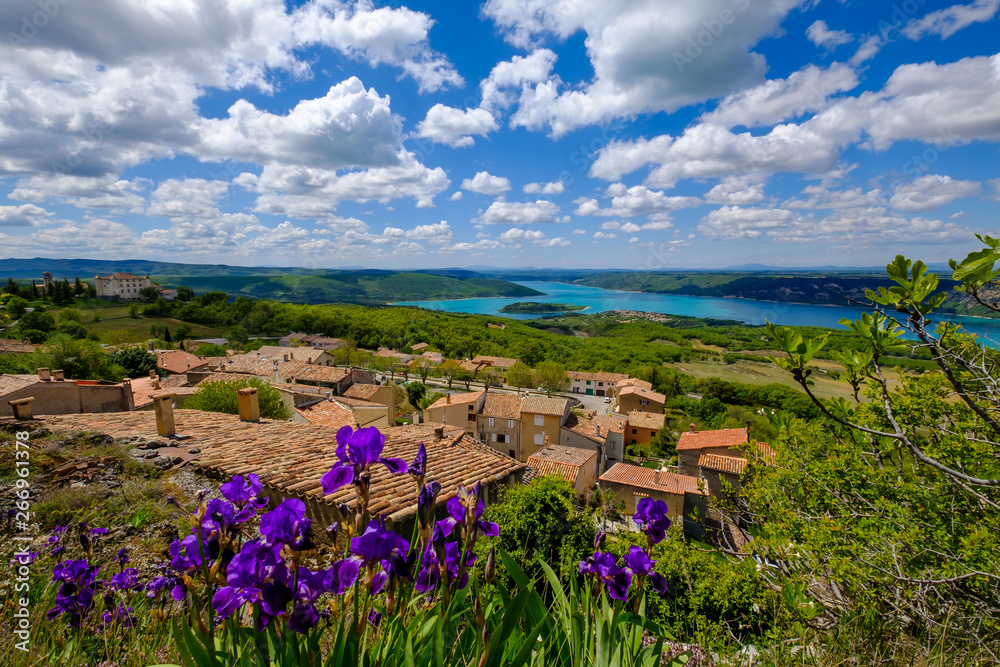 Vue panoramique depuis le sommet du village Aiguines, lac de Sainte-Croix, plateau de Valensole, entrée du Gorges du Verdon. France, Provence. Fleurs d'iris au premier plan.