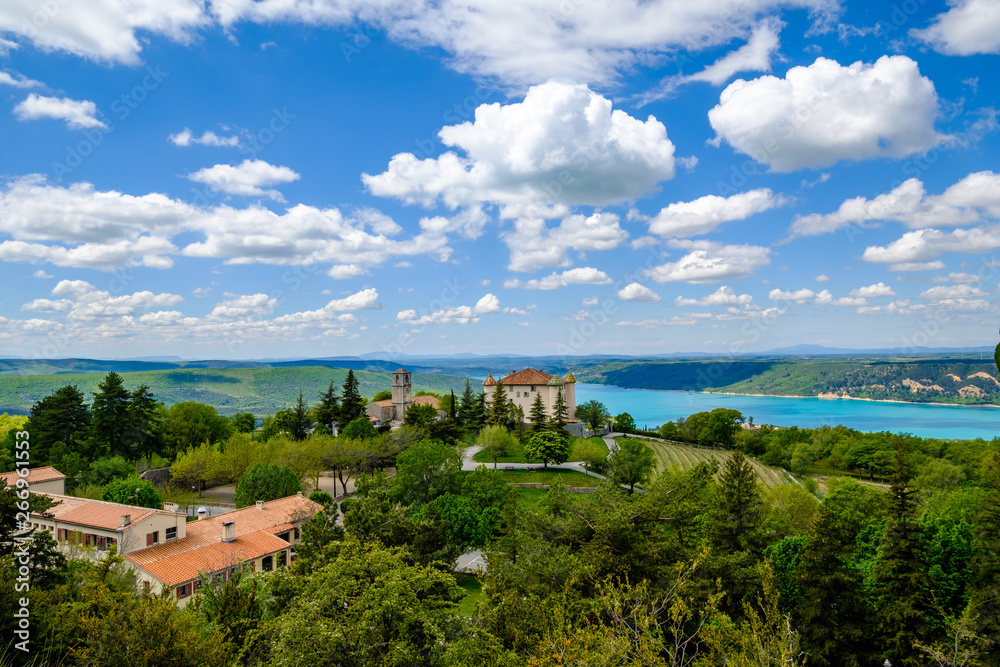 Vue panoramique depuis le sommet du village Aiguines, lac de Sainte-Croix, plateau de Valensole, château d'Aiguines. France, Provence.