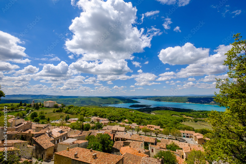 Vue panoramique depuis le sommet du village Aiguines, lac de Sainte-Croix, plateau de Valensole, entrée du Gorges du Verdon. France, Provence.