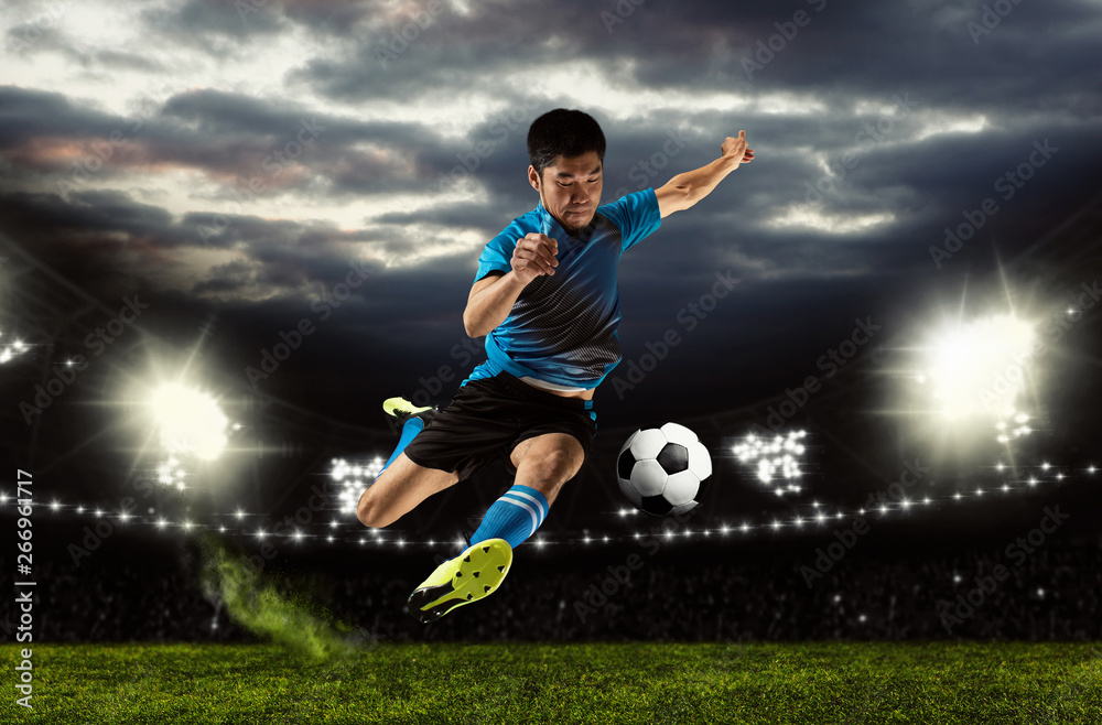 Naklejka premium Asian soccer player in action