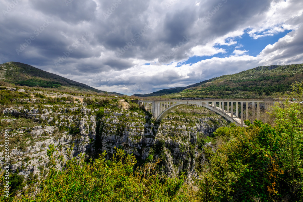 Vue panoramique sur le pont de l'Artuby, Gorges du Verdon. Provence, France. 