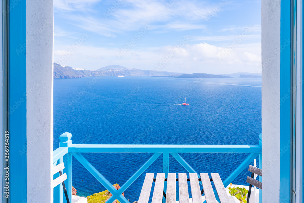 Obraz premium Balcony with a view of vast caldera filled with water in Oia. Santorini, Greece.