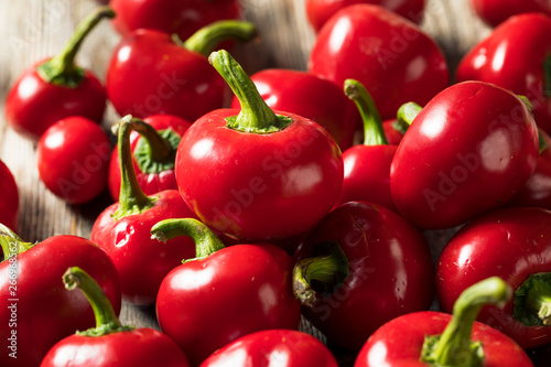 Fotografie Raw Organic Red Cherry Bomb Peppers