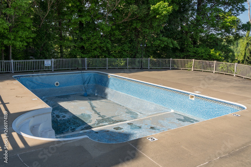 Photo Empty in ground swimming pool ready for replacement of old vinyl lining or liner