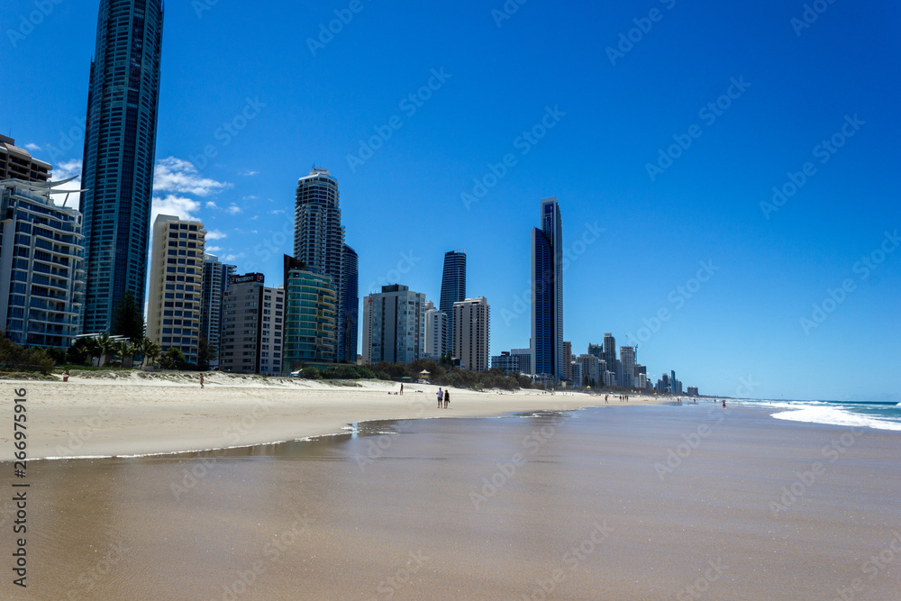 Obraz premium Sunny day in Surfers Paradise beach, Gold Coast, Queensland, Australia.