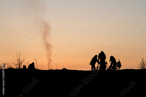 Fototapeta Naklejka Na Ścianę i Meble -  silhouette of people at sunset