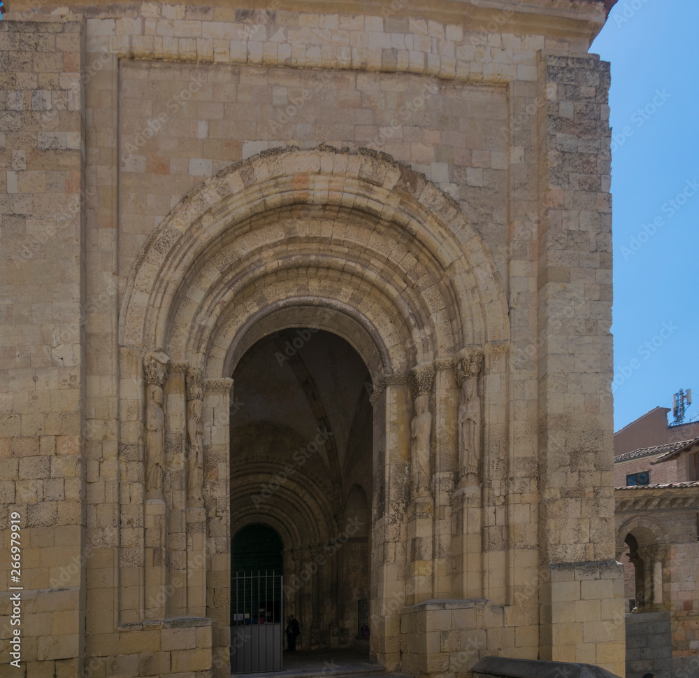 Portada de la iglesia de San Martín (Segovia)