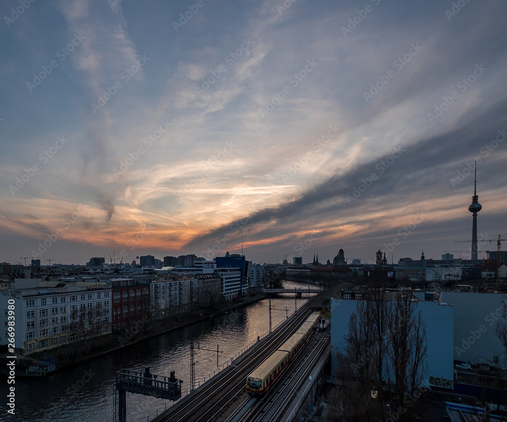 Sonnenuntergang in Mitte Sonnenuntergang in Mitte