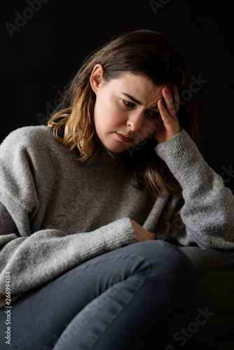 Junge frau mit Kofschmerzen  photo