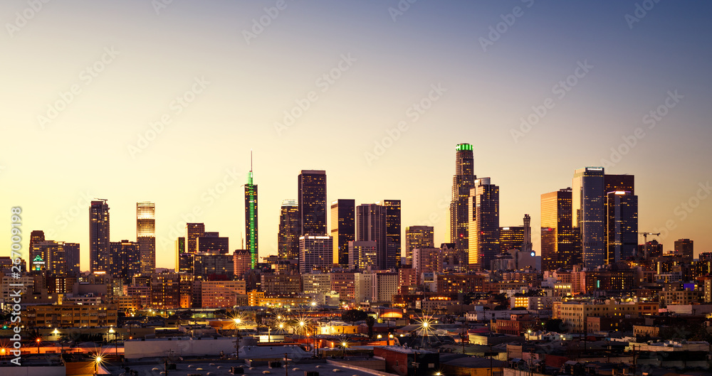 Fototapeta premium Panoramę śródmieścia Los Angeles o zachodzie słońca