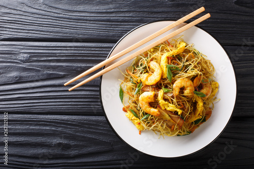 Canvas Print Singapore Noodles Mei Fun with shrimps, sausage, omelet and vegetables close-up on a plate