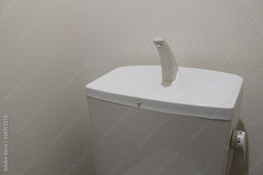 住宅のトイレの手洗い付きタンク Stock Photo Adobe Stock