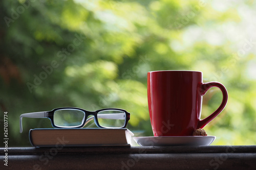 Kaffeetasse mit Buch und Brille als Kaffeepause