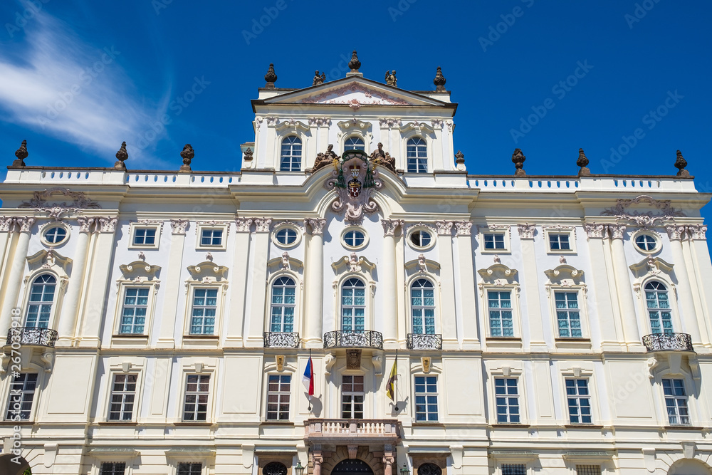 Fototapeta premium Fassade des Erzbischöflichen Palais in Prag/Tschechische Republik