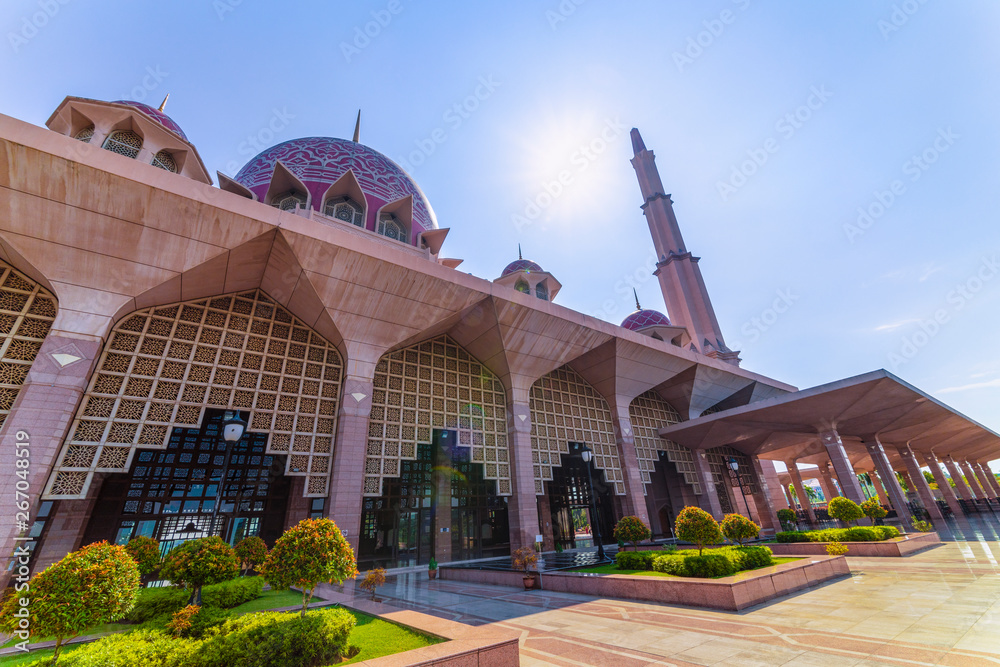 Obraz premium Kuala Lumpur/Malaysia: 22 April 2019: beautiful dome lid pink Masjid Putra Putra Mosque Muslim mosque of Putrajaya famous tourist destination religion in Malaysia