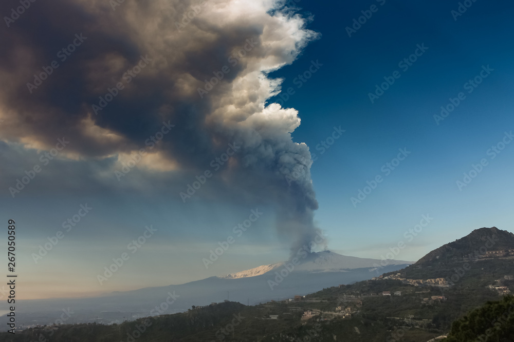 Fototapeta premium eruzione del vulcano Etna ,