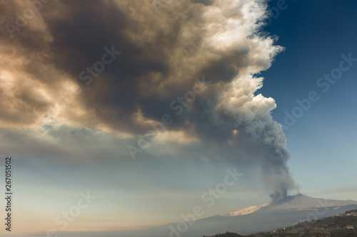 eruzione del vulcano Etna ,