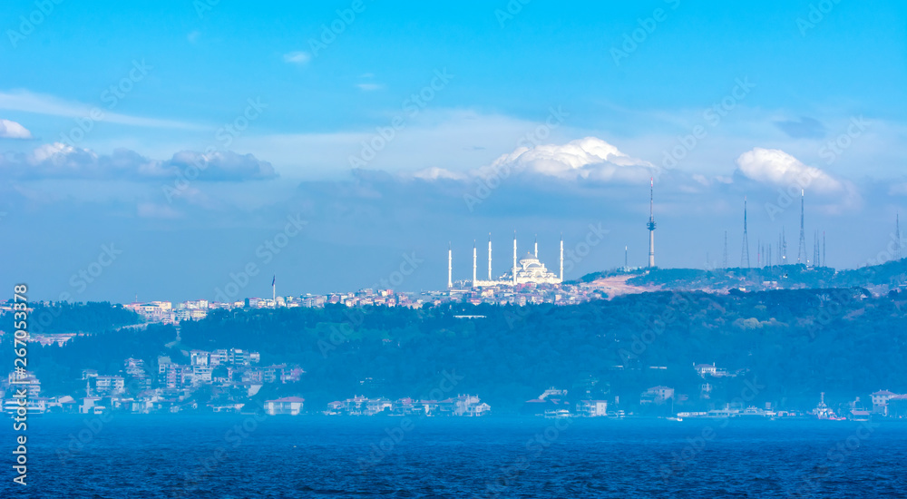 Fototapeta premium Sunset over the Istanbul Bosphorus
