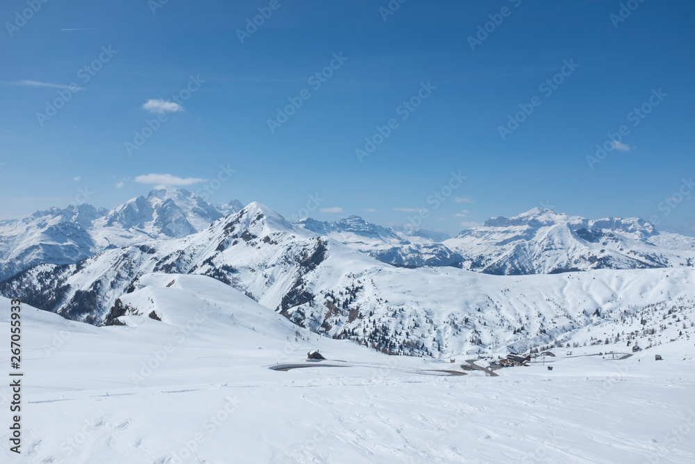 Obraz premium panorama in montagna innevato