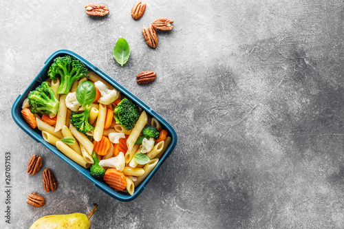 Canvas Print Healthy lunch to go served in box with vegetables