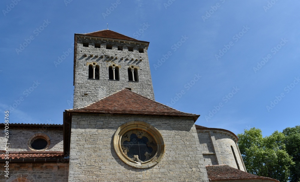 Clocher imposant et très bien travaillé de l'église de Sauveterre de Béarn dans les Pyrénées Atlantiques