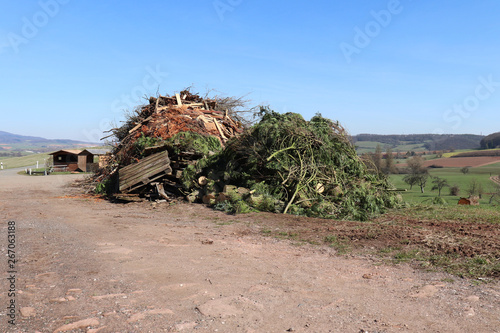 Foto Rubbish pile built by townspeople in preparation for annual town bonfire