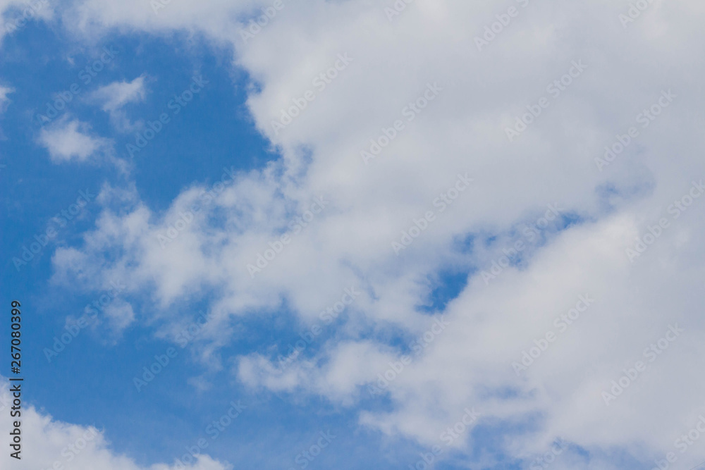 Naklejka premium Blue sky white cumulus clouds background