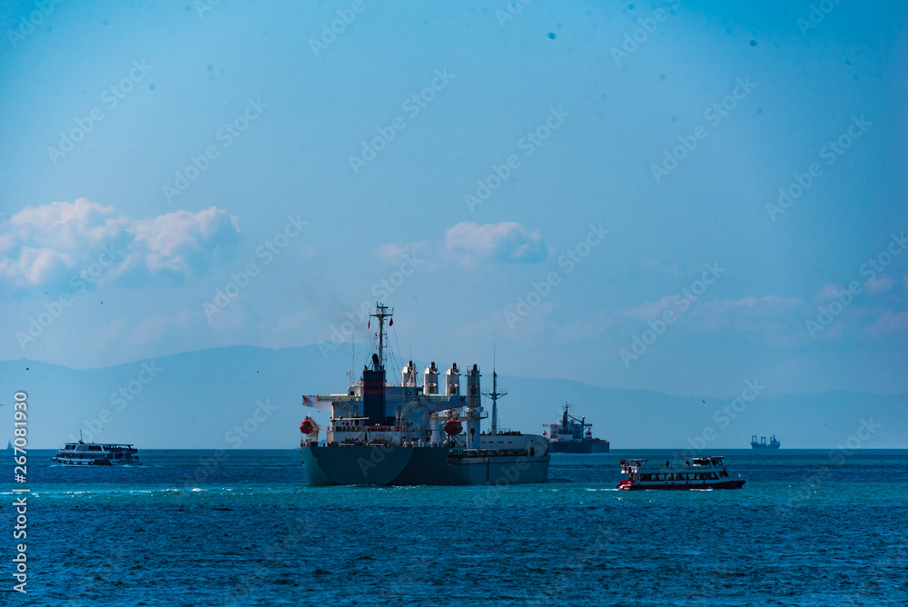 Frachtschiffe im Marmara Meer bei Istanbul
