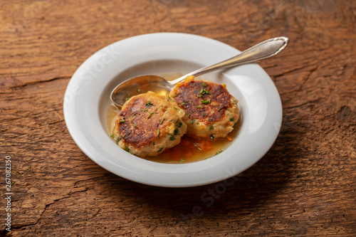 Bayerische Kaspressknödel ein Käse-Knödel
