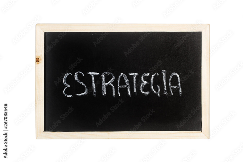 Pizarra con la palabra estrategia sobre fondo blanco aislado. Vista de frente y de cerca. Concepto: Marketing Pizarra con la palabra estrategia sobre fondo blanco aislado. Vista de frente y de cerca. Concepto: Marketing