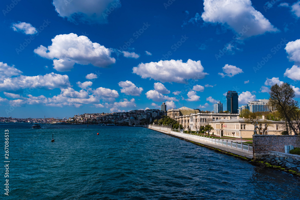 Bosporus mit Dolmabahce Palast Istanbul