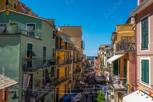 Beautiful streets of Riomaggiore on a sunny day, Cinque Terre, Italia, Liguria © antoine2k