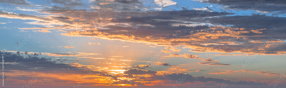 Fototapeta premium Epic sunset with hints of oranges