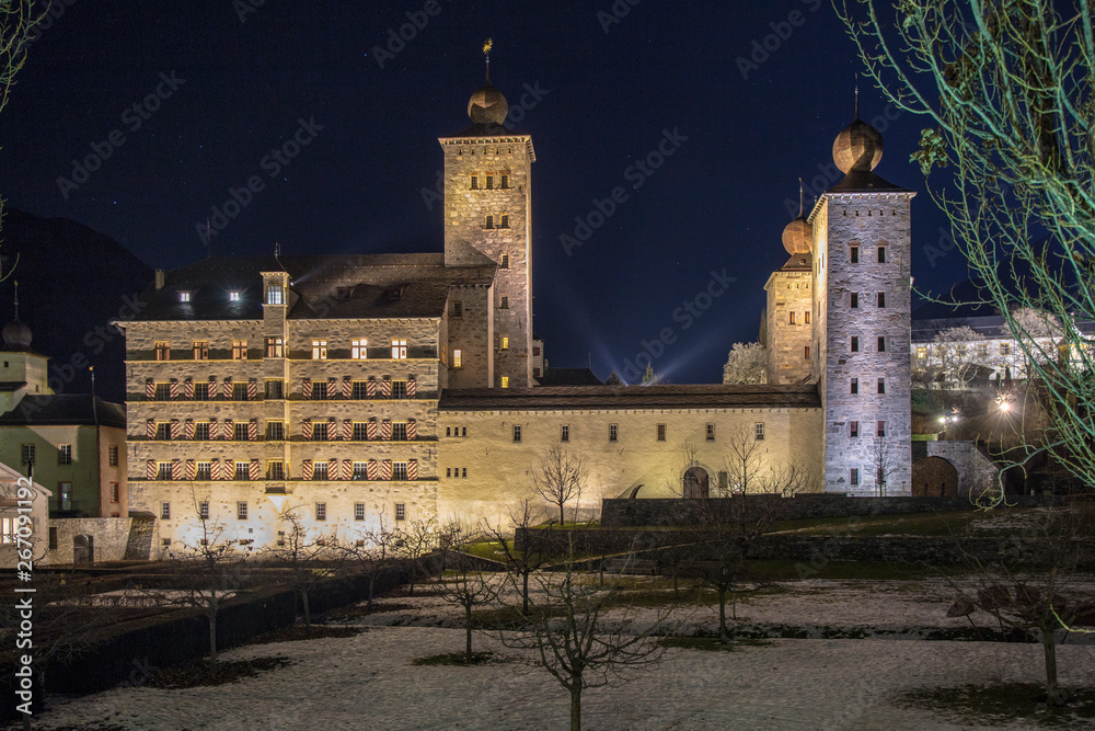 Schloss Brig bei Nacht