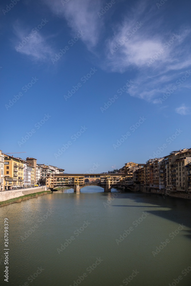 Obraz premium Sunny view on the Arno River and Ponte Vecchio in Florence, Italy