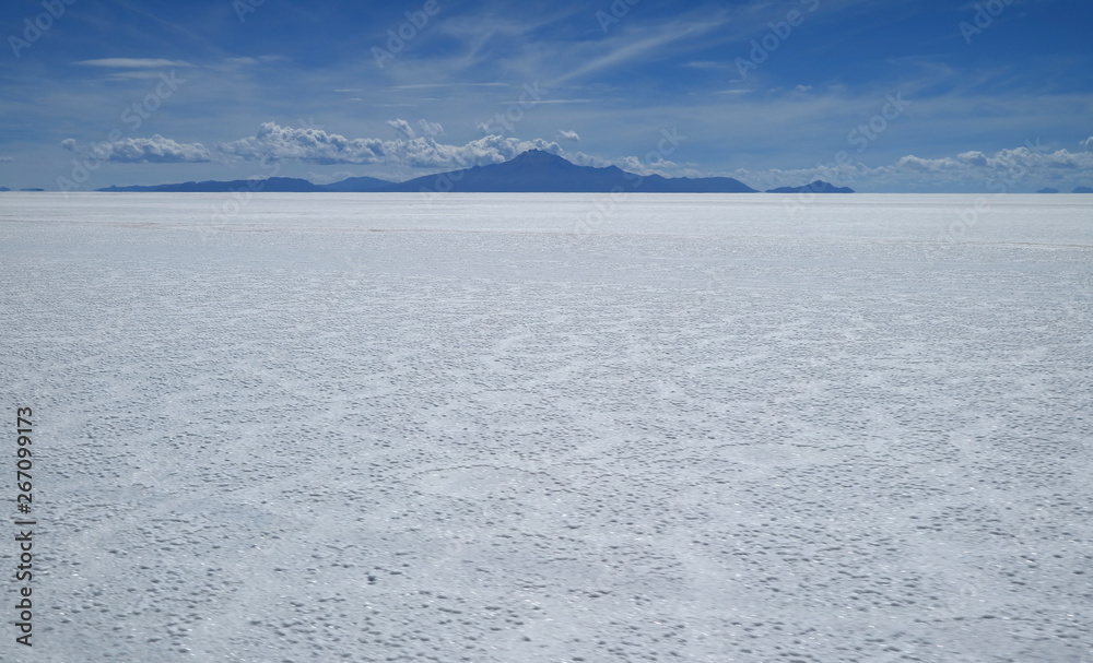 Obraz premium Incredible Salar de Uyumi, the world's largest salt flat at 10,582 square kilometers, Potosí department of Bolivia