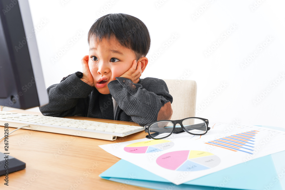 オフィスで働く子供ビジネスマン