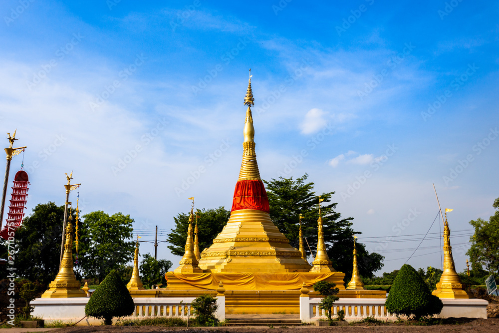 Fototapeta premium GOLDEN PAGODA, PATHUM THANI, THAILAND
