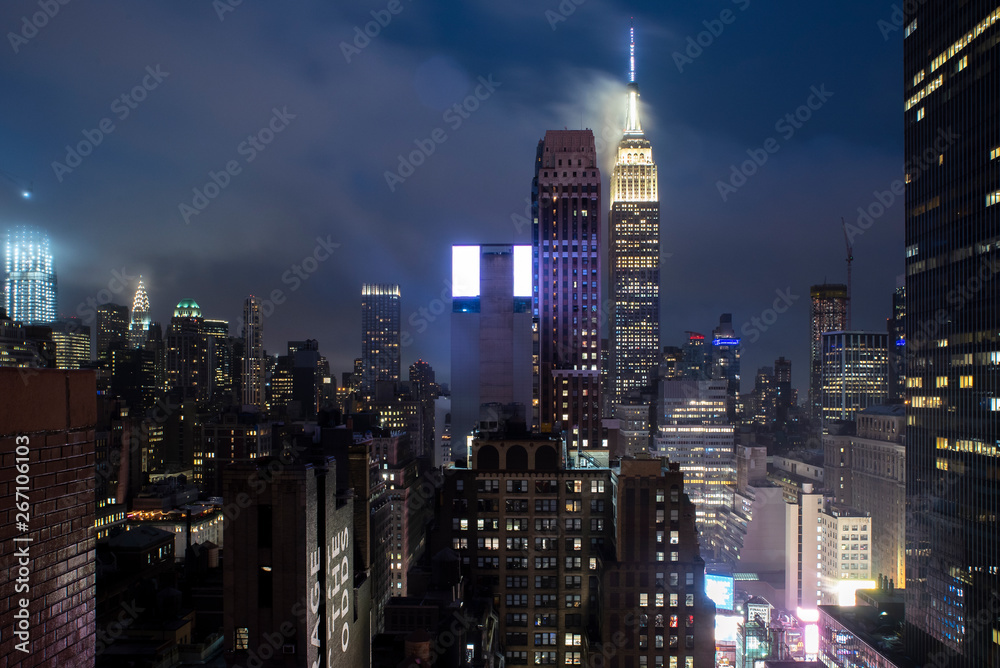 Fototapeta premium Midtown Manhattan skyline at night