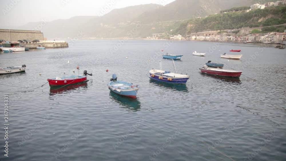 Scilla, città in Calabria con le case colorate che si affacciano sul mare Mediterraneo in Estate. Meta turistica giornaliera. Scilla, città in Calabria con le case colorate che si affacciano sul mare Mediterraneo in Estate. Meta turistica giornaliera.