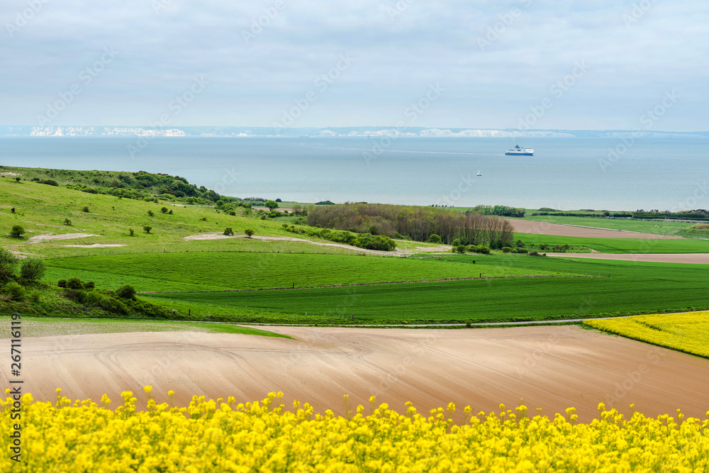 paysage des Hauts de France avec unferry et les falaises anglaises à l'horizon paysage des Hauts de France avec unferry et les falaises anglaises à l'horizon