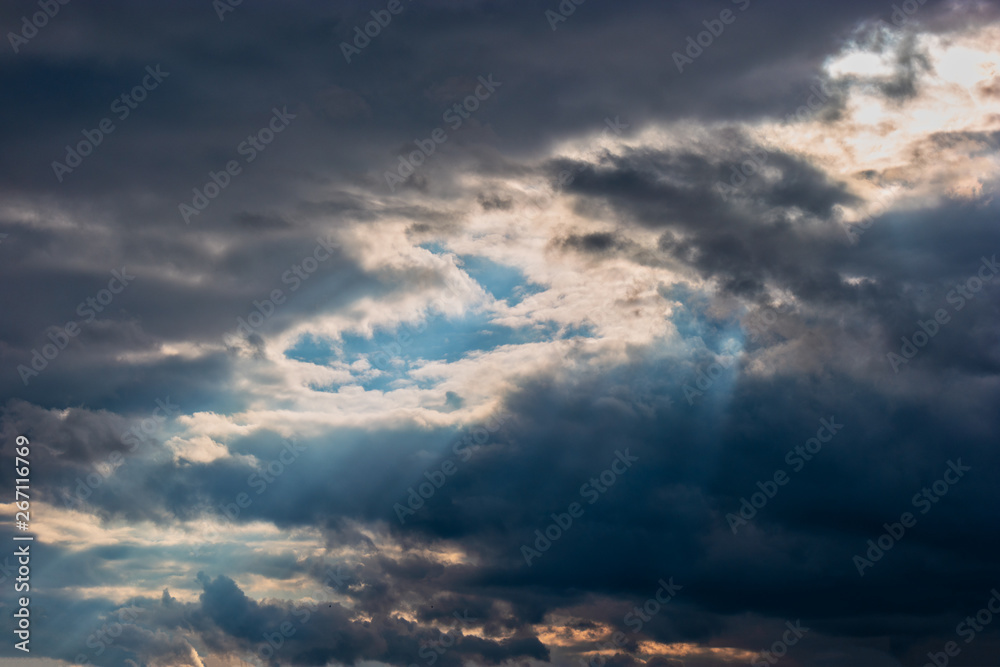 Obraz premium Dark clouds with sun rays from behind