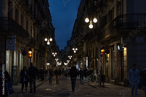 Paseando por las calles del barrio gótico en Barcelona. Caminando por la ciudad. Foto urbana nocturna. Foto nocturna. Faroles y luces. 