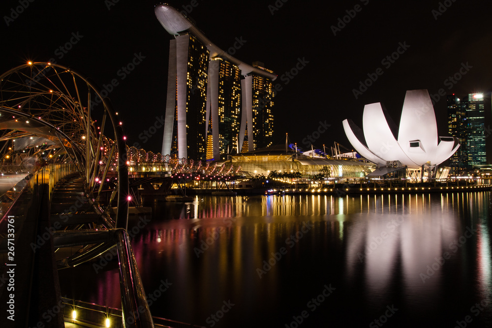 Fototapeta premium Helix bridge leading to Marina Bay Sands and ArtScience museum