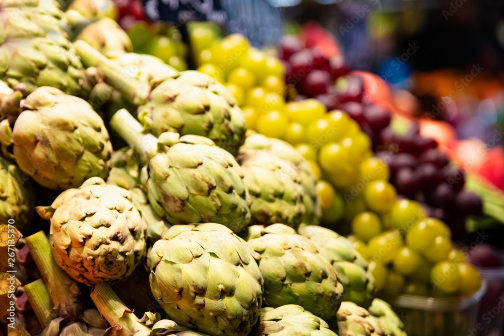 Green artichokes on vegetable and fruits market stall - obrazy, fototapety, plakaty 