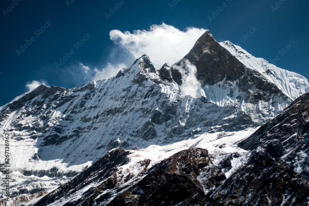 Obraz premium Macchapucchre peak from base camp in annapurna circuit trek