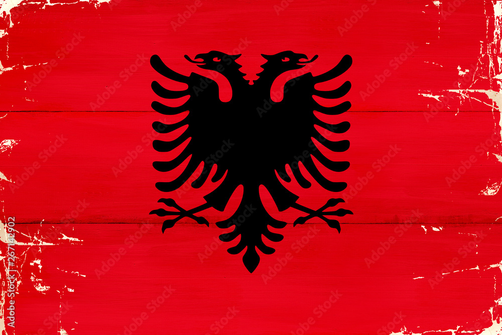 Flaga Albanii malowana na starej desce.