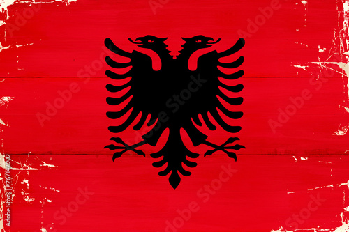 Flaga Albanii malowana na starej desce.